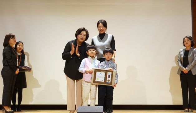 신계용 과천시장, “아이의 행복이 곧 과천의 행복”…‘행복한 우리아이 사진전’ 시상