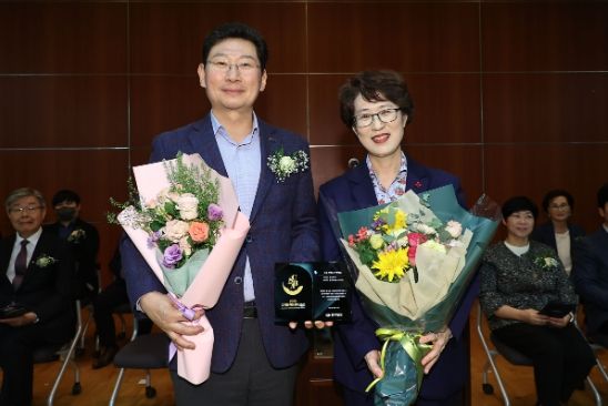 이상일 용인특례시장이 최윤정 중부일보 대표와 기념촬영을 하고 있다