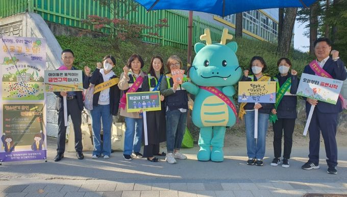 보라동이 지난 12일 나산초·보라중·보라고 인근 사거리에서 등굣길 학생을 대상으로 금연 캠페인을 진행했다.