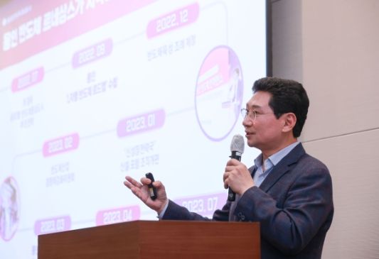 이상일 용인특례시장은 12일전경련회관 2층 루비홀에서 ‘김창준 아카데미 26기 수강생 40명을 대상으로 “용인 르네상스, 혁신에 시동 걸다”를 주제 특강을 했다.