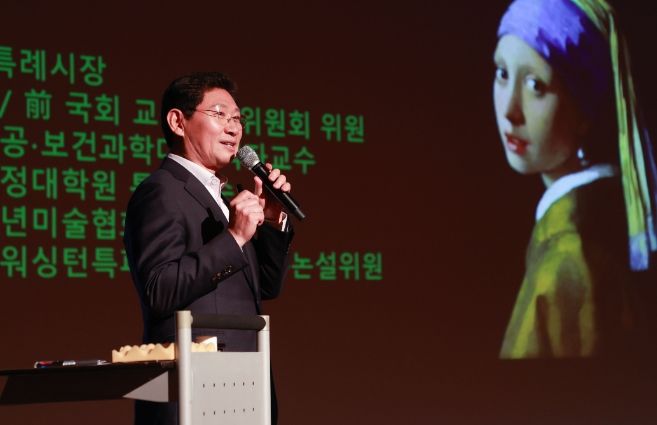 이상일 용인특례시장이 18일 한국카네기CEO클럽 용인총동문회 회원들을 대상으로 인문학 특강을 열었다.
