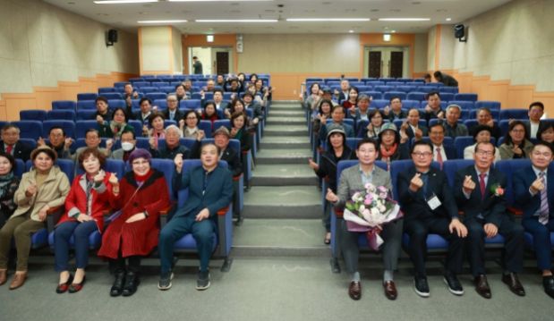 이상일 용인특례시장과 참석자들이 지난 21일 단국대학교에서 열린 SMU 새마을평생교육원 특강 후 기념촬영을 하고 있다.