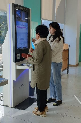 모현도서관이 지난 20일 어르신을 위한 키오스크 활용법 교육을 했다