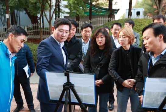 25일 학부모와의 간담회에서 요청받은 현장 방문 약속을 지킨 이상일 용인특례시장이 백현초등학교를 찾아 학부모들과 의견을 교환하고 있다.