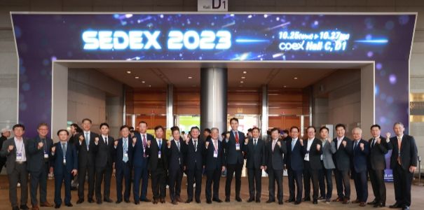 황준기 용인특례시 제2부시장이 26일 ‘SEDEX 2023’ 행사장을 찾아 주요 내빈들과 함께 기념촬영을 하고 있다. (좌측 11번째가 황 제2부시장.)