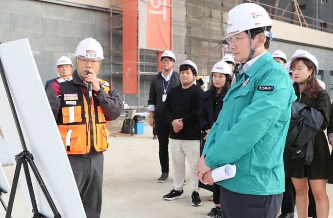 지난 30일 이상일 용인특례시장이 처인구 중앙동 '드마크데시앙 공동주택' 공사 현장을 찾아 입주예정자들과 간담회를 가졌다.