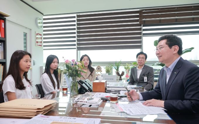 이상일 용인특례시장이 지난 7월 20일 시장실에서 역북초등학교 학부모 및 학생임원들과 대화를 나누고 있다.