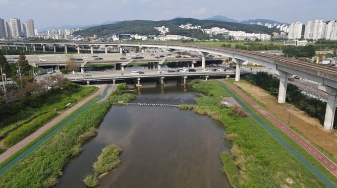 용인특례시가 자전거이용 활성화대회서 우수상을 받았다. 사진은 경안천 자전거도로 모습