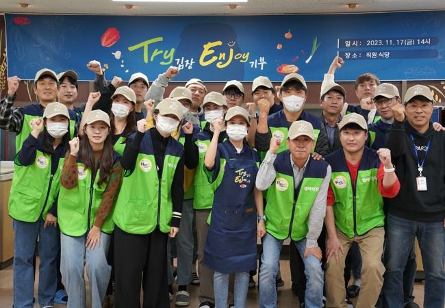 (주)엠케이전자 임직원들이 지난 20일 포곡읍에 김장김치를 전달했다.