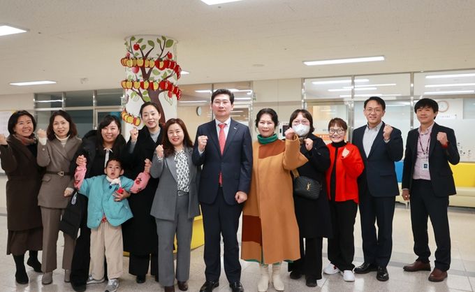 이상일 용인특례시장이 지난 1일 다움학교를 방문해 교장과 용인교육지원청 관계자, 학부모를 만나 의견을 나눴다.