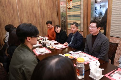 지난 6일 이상일 용인특례시장이 자립준비청년들을 만나 오찬자리를 마련해 대화를 나눴다. 사진은 오른쪽부터 이상일 용인특례시장, 한해주 선한사마리아원 법인대표, 지점순 용인특례시청 아동보육과장, 송한철 선한사마리아원 시설장.