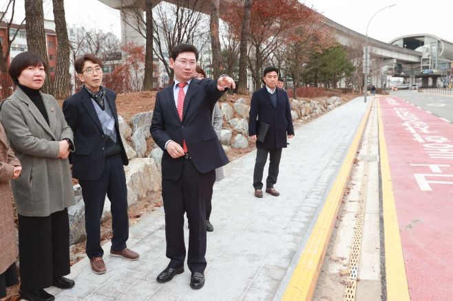 이상일 용인특례시장이 13일 용인고등학교 학생들의 안전을 위해 마련한 '통학차량 승하차구간'을 학교 교사, 학부모와 함께 보고 있다.