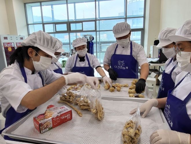 용인특례시 자활기업 '더 건강하개'의 펫푸드 생산 현장 모습