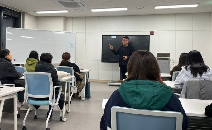 웹툰융합센터에서 수업 중인 학생들