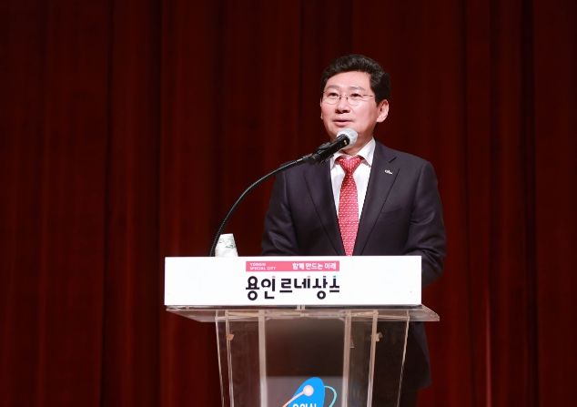 이상일 용인특례시장이 2일 2024년 시무식에서 인사말을 하고있다