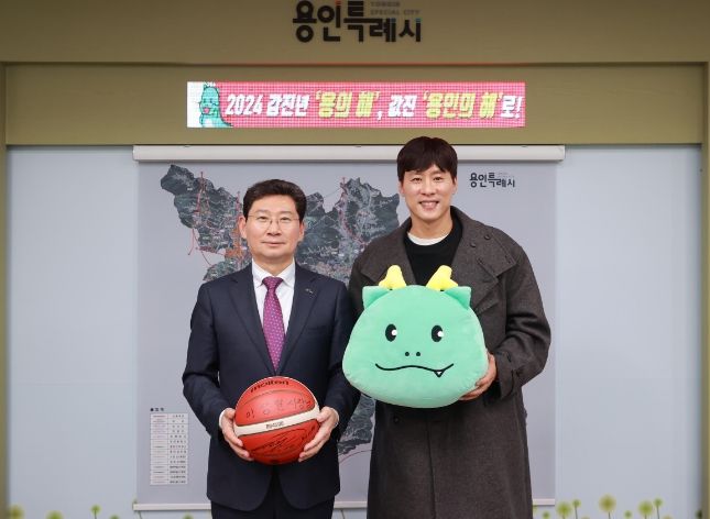 지난 1일 용인특례시청 시장실에서 이상일 시장과 농구스타 우지원씨가 함께 기념사진을 찍고 있는 모습