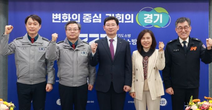 지난 2일 용인소방서에서 안전문화살롱이 열렸다. 사진은 왼쪽부터 이종길 (전)용인서부경찰서장, 김경진 (전)용인동부경찰서장, 이상일 용인특례시장, 김희정 용인교육지원청교육장, 안기승 용인소방서장