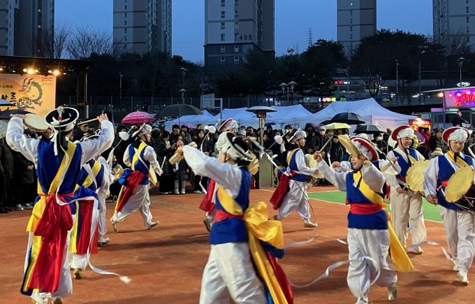 수지구 신봉동에선 정월대보름 맞이 민속축제가 지난 24일 신봉 체육공원에서 열렸다. 사진은 농악단 공연.