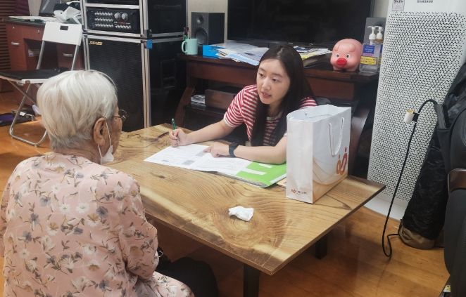 과천시 보건소가 지난해 9월 경로당을 방문해 이용 어르신을 대상으로 치매 조기검진에 대해 홍보하고 상담하는 모습