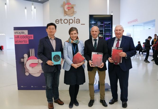 이상일 용인특례시장이 26일 스페인 사라고사시 에토피아 아트 테크놀로지 센터를 방문해 센터 관계자들과 기념촬영을 하고 있다.