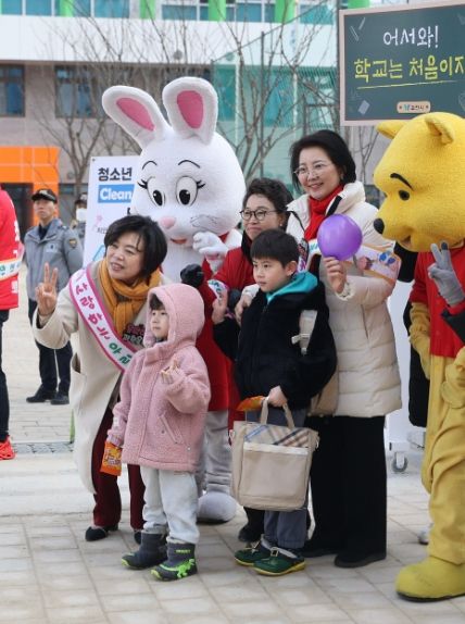 신계용 과천시장, 과천율목초중학교 개교 첫 등교 학생들 응원