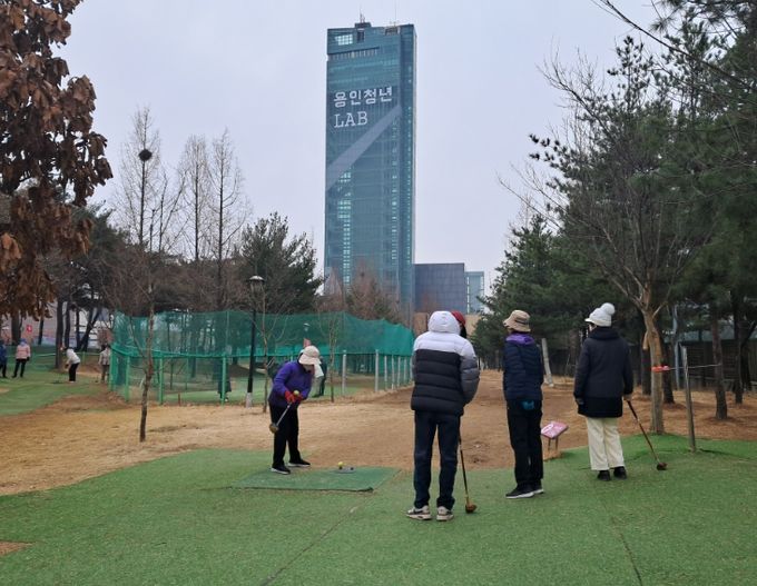 수지아르피아 파크골프장을 이용하는 시민들의 모습