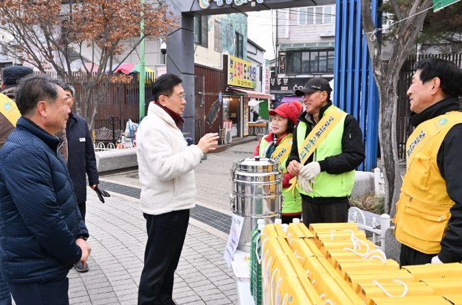 전진선 군수, 양평물맑은시장 고로쇠 판매 현장 찾아 독려