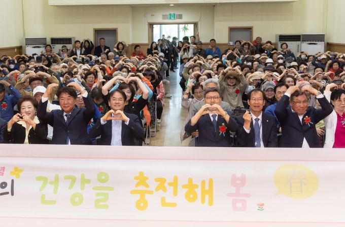 어버이날 기념행사 참석자 기념 촬영