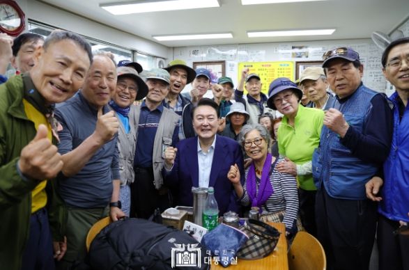 5월 10일 윤석열 대통령은 서울 서대문구의 대표적 전통시장인 독립문 영천시장을 찾아 정육점, 생선, 채소, 과일 점포 등을 방문해 직접 가격을 묻고 장을 보며 장바구니 물가를 점검했다.