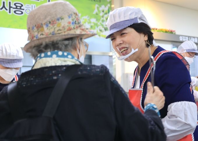 신계용 과천시장, 노인복지관에서 배식봉사