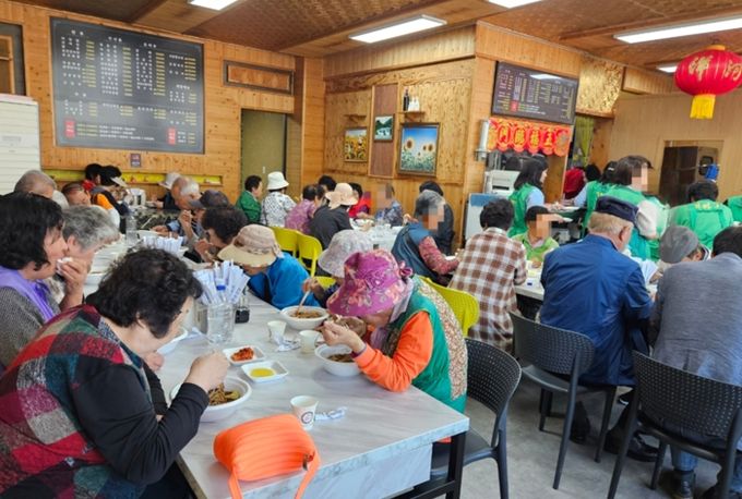 중식당 자양성에서 모현읍 어르신 400명을 초청해 공연과 식사를 대접했다.
