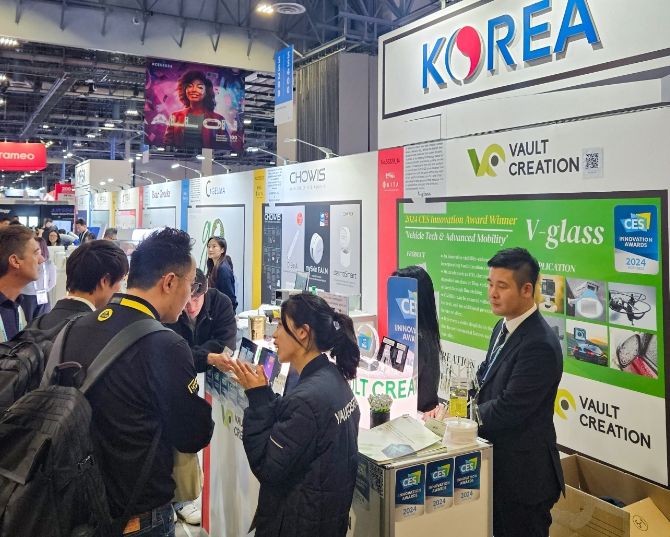지난해 시가 지원해 CES 2024 용인 단체관으로 참가한 기업 볼트크리에이션 고한계자들이 해외 바이어와 상담하고 있다.