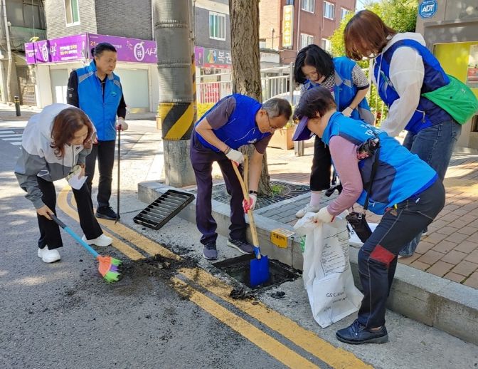 의정부시 흥선동, 장마철 집중호우 대비 빗물받이 대청소