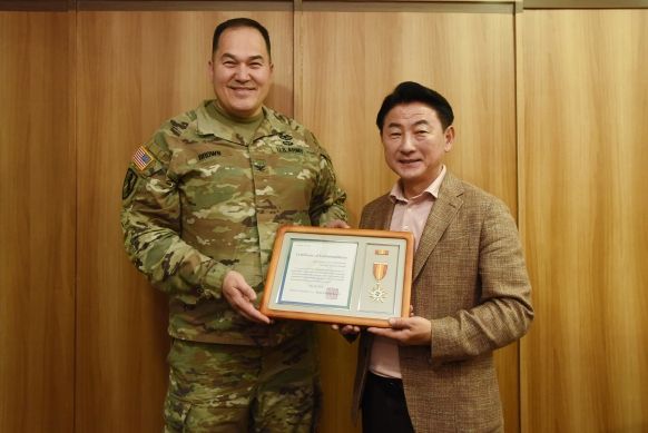 김동근 의정부시장, 용산-케이시 기지사령부 로이드 W. 브라운 사령관 표창장 수여