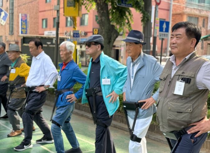 용인특례시가 진행 중인 '슬기로운 new 실버생활' 교육에 참여한 어르신들의 모습