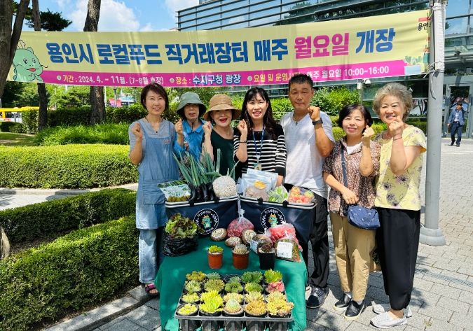 용인특례시 직거래장터에 참여하는 농가들이 지난 1일 풍덕천2동 공유마당 공유냉장고에 신선 채소를 기부했다