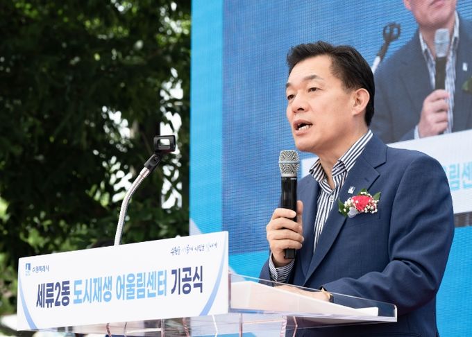 이재준 수원시장이 기공식에서 축사를 하고 있다.