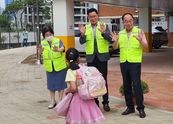 신설교 교통안전 현장지원