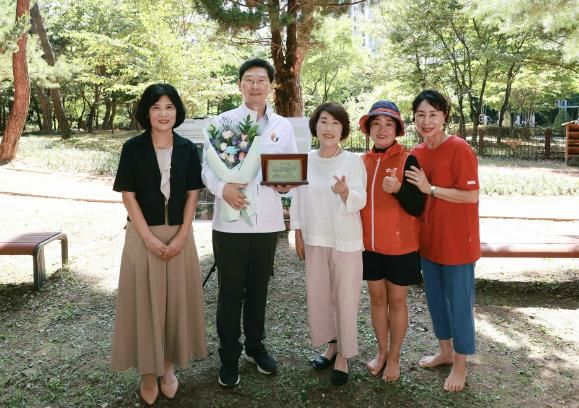 이상일 용인특례시장이 4일 동백3동에 맨발길을 조성해줘 감사하다며 주민들에게 감사패를 받았다