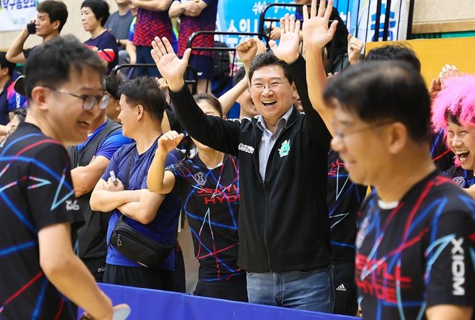 이상일 용인특례시장이 9월 20일 열린 '제22회 경기도 공무원 친선 체육대회' 탁구 경기장에서 공직자들을 응원하고 있는 모습.