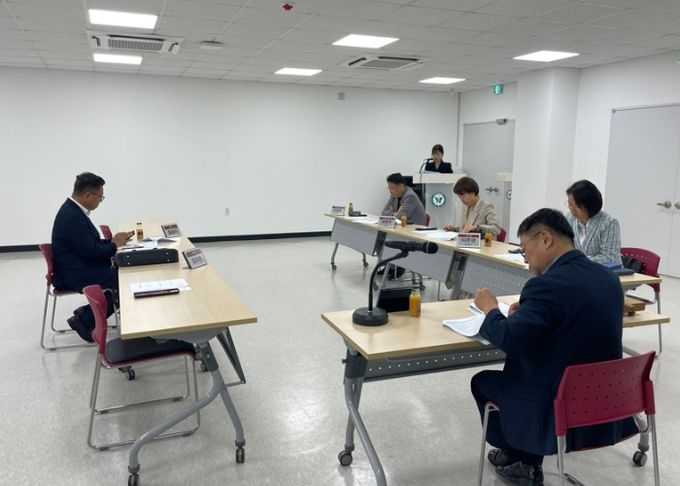 과천시 생활임금위원회 회의 모습