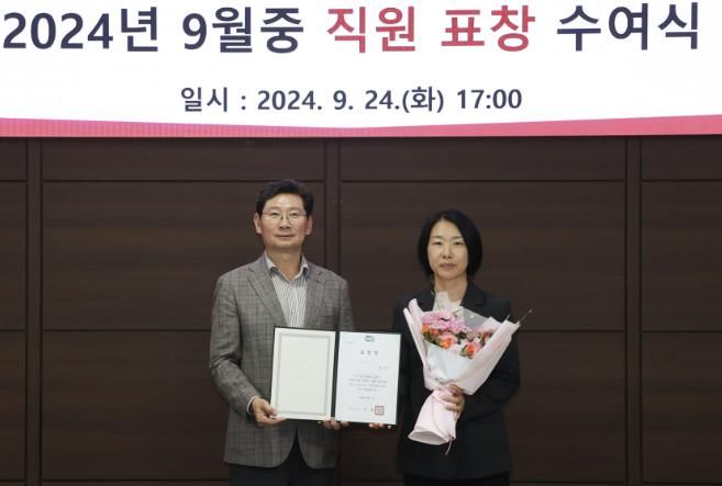 용인특례시가 경기도로부터 '2024 상반기 체납액 특별징수대책 시·군 평가'에서 최우수기관으로 선정됐다. 24일 이상일 시장은 김인자 징수과 체납행정팀장에게 표창장을 수여했다