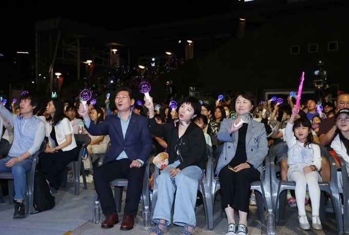 이상일 용인특례시장이 27일 저녁 용인아르피아 광장에서 열린 ‘가을밤 콘서트’ 참석해 시민들과 공연을 관람하고 있다