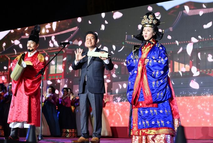 지난해 제60회 수원화성문화제 주제공연에서 이재준 수원시장이 무대에 올라 인사말을 하고 있다.