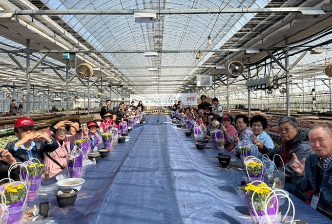 용인특례시 수지구는 홀로 어르신 반려식물 나눔 행사를 진행했다