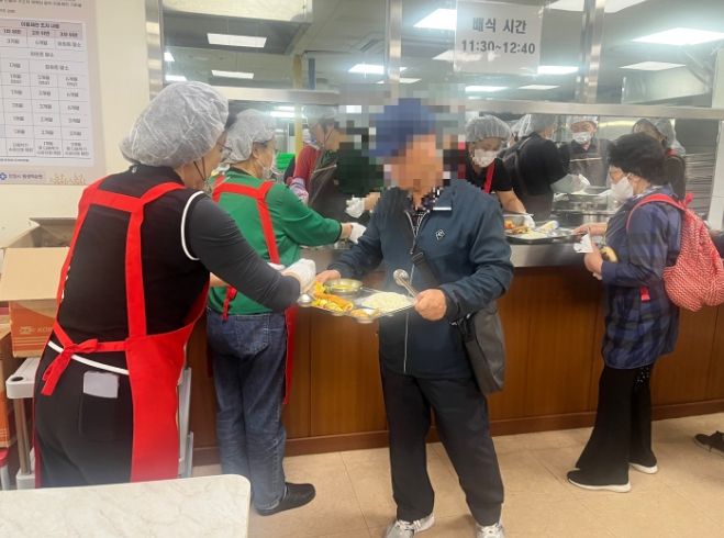 청년사업가 권용재 대표, 안양 동안노인복지회관에 빵 500개 기탁