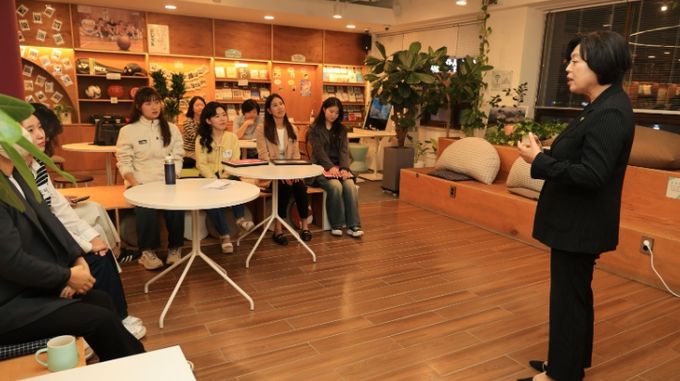 신계용 과천시장이 청년축제 기획단 청년들과 이야기 나누고 있다
