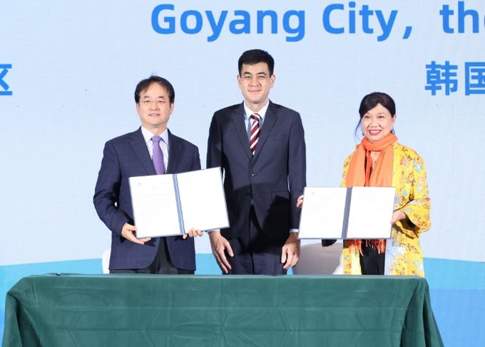 고양특례시-세계지방정부연합 아태지부(UCLG ASPAC) 업무협약(왼쪽부터 이동환 고양특례시장, 다킬라 쿠아 UCLG ASPAC회장, 버나디아 찬드라데위 UCLG ASPAC사무총장)