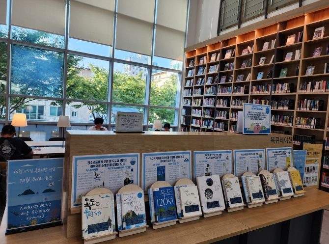 용인특례시 수지도서관 2층 북큐레이션홀 전경