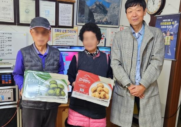 백청우 칼국수 본점, 수원시 팔달구 우만1동에 만두 정기 후원